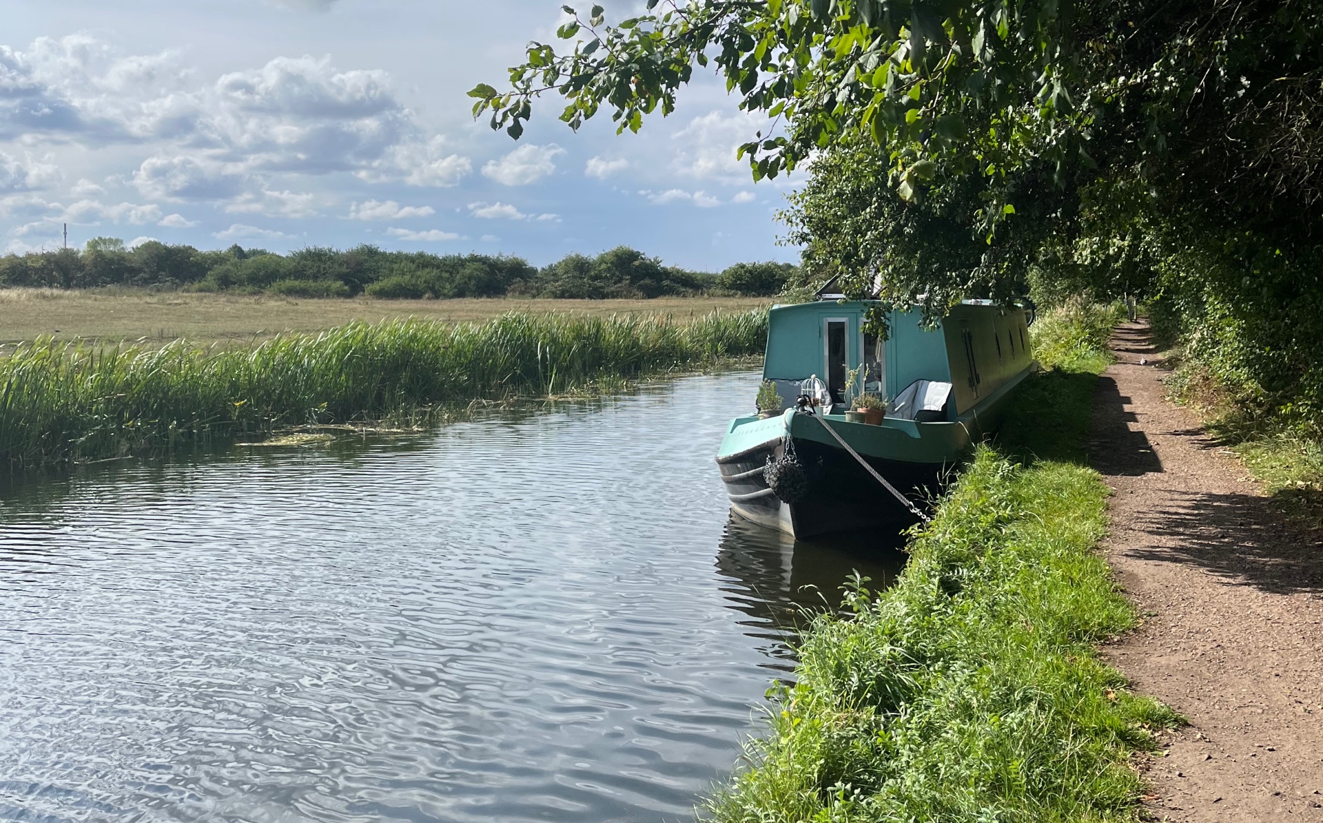 Canal boat near Kings Lock tea rooms